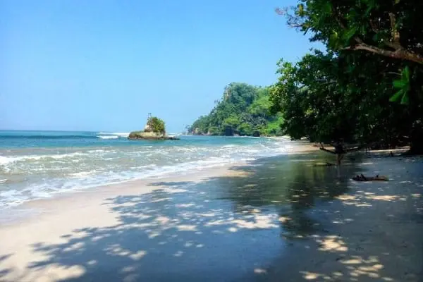 Merasa Seperti di Surga di Pantai Rancah Babakan